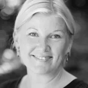 Black and white photo of Lisa Strömbom. Photo.