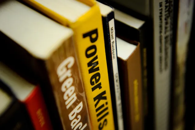 Böcker står i en rad. Foto av Kennet Ruona.