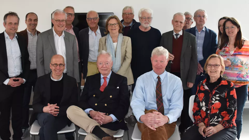 Gruppfoto vid firandet på Statsvetenskapliga institutionen av Mats Bergquist som jubeldoktor vid Lunds universitet. Foto: Björn Frostner