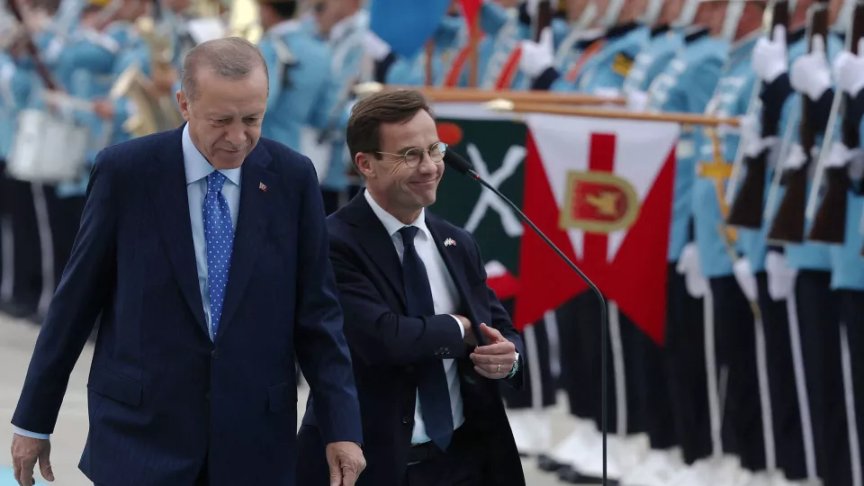 Turkiets president Recep Tayyip Erdogan och Sveriges statsminister Ulf Kristersson inspekterar en militär hedersvakt under en välkomstceremoni vid presidentpalatset i Ankara den 8 november 2022. Foto: Adem Altan/AFP.