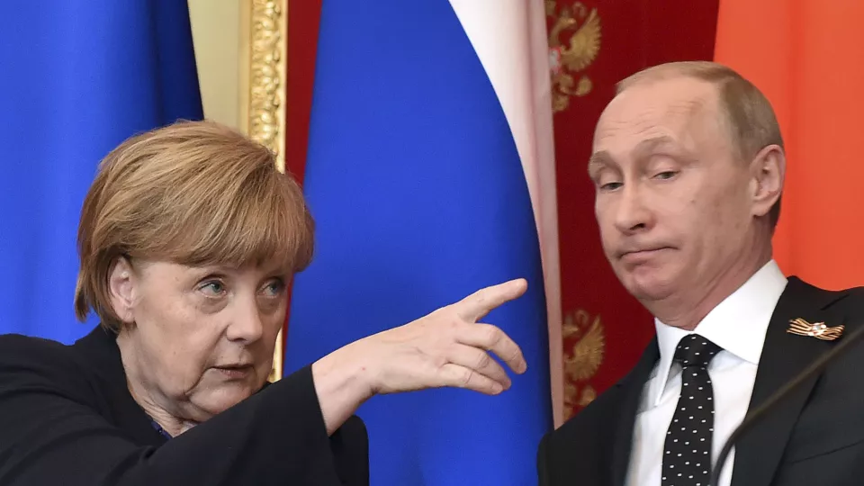 Angela Merkel gestikulerar medan Vladimir Putin tittar på under en presskonferens efter samtal i Kreml i Moskva, Ryssland, den 10 maj 2015. Foto: Kirill Kudryavtsev/Reuters.