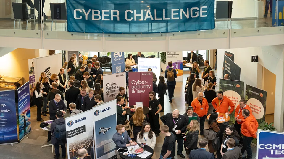 Cyber Challenge 2024: människor på konferensmässa. Foto: Anders G Warne