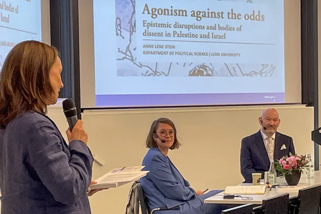 Professor Annika Björkdahl hälsar åhörarna välkomna till Anne Lene Steins försvar av sin avhandling, här tillsammans med fakultetsopponenten professor Michael Schulz, Göteborgs universitet. Foto.