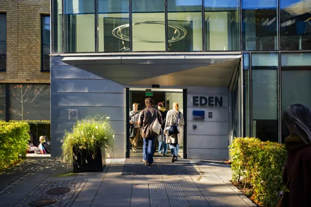 Studenter som går in i byggnaden Eden. Fotograf: Johan Persson 2025