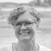Svartvit porträttbild av Kristina Gröndahl Nilsson. Fotograf: Björn Frostner