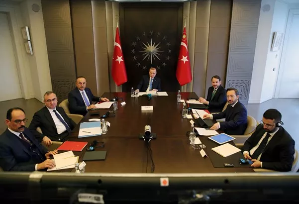 Turkiet president Erdogan omgiven av sina rådgivare. Foto.
