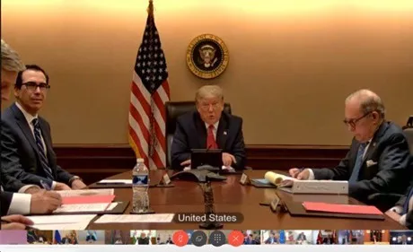 Trump i "the situation room" med finansminister, general samt en flagga bakom sig. Foto.