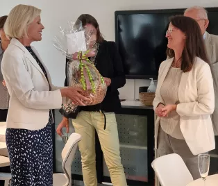 Doktor Anna Wieslander tackar sin handledare docent Magdalena Bexell, foto.